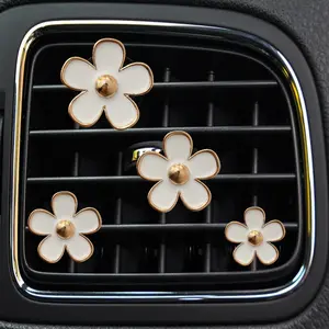 4pcs Car Air Outlet Clips, Cute Daisy Scented Holder, Car Air Freshener Clips, Car Perfume Clip, Car Scents, Car Fragrance, Auto Interior Accessories Decorations Gift, Car Interior Diffusers