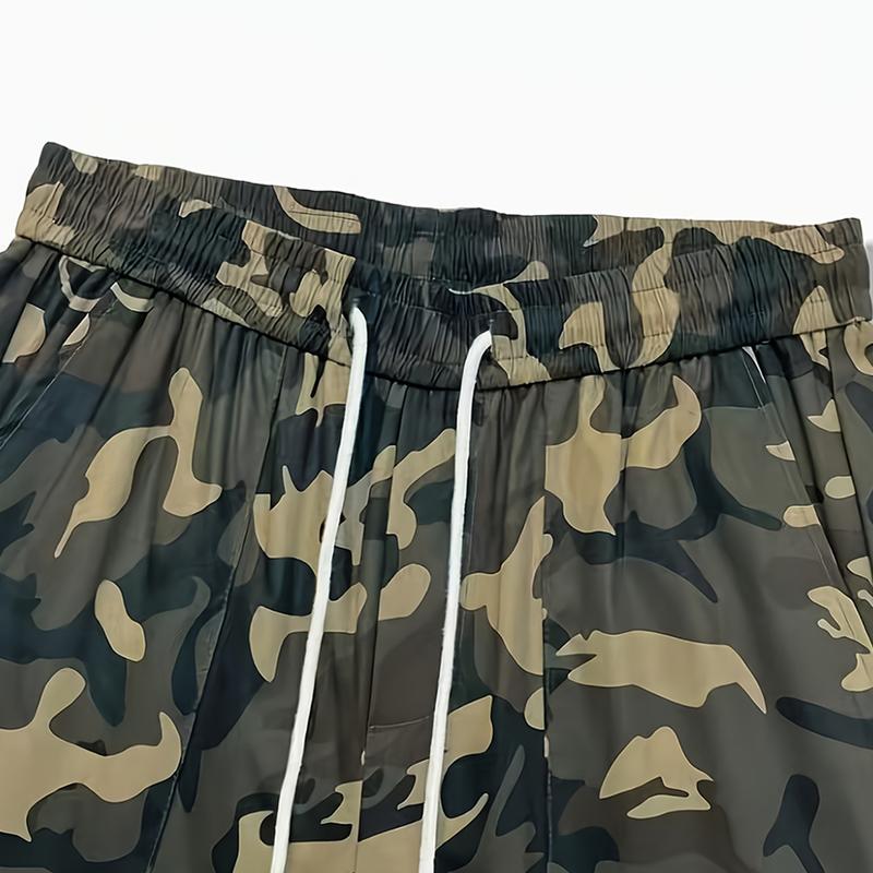 Camouflage men's work pants, regular fit, featuring reinforced stitching and functional cargo pockets, suitable for outdoor adventures and street fashion.