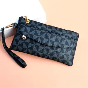 Fashion-Forward Geometric Print Clutch Bag - Durable Faux Leather, Chic Square Purse with Wristlet for Women - Perfect Evening Accessory for Any Occasion