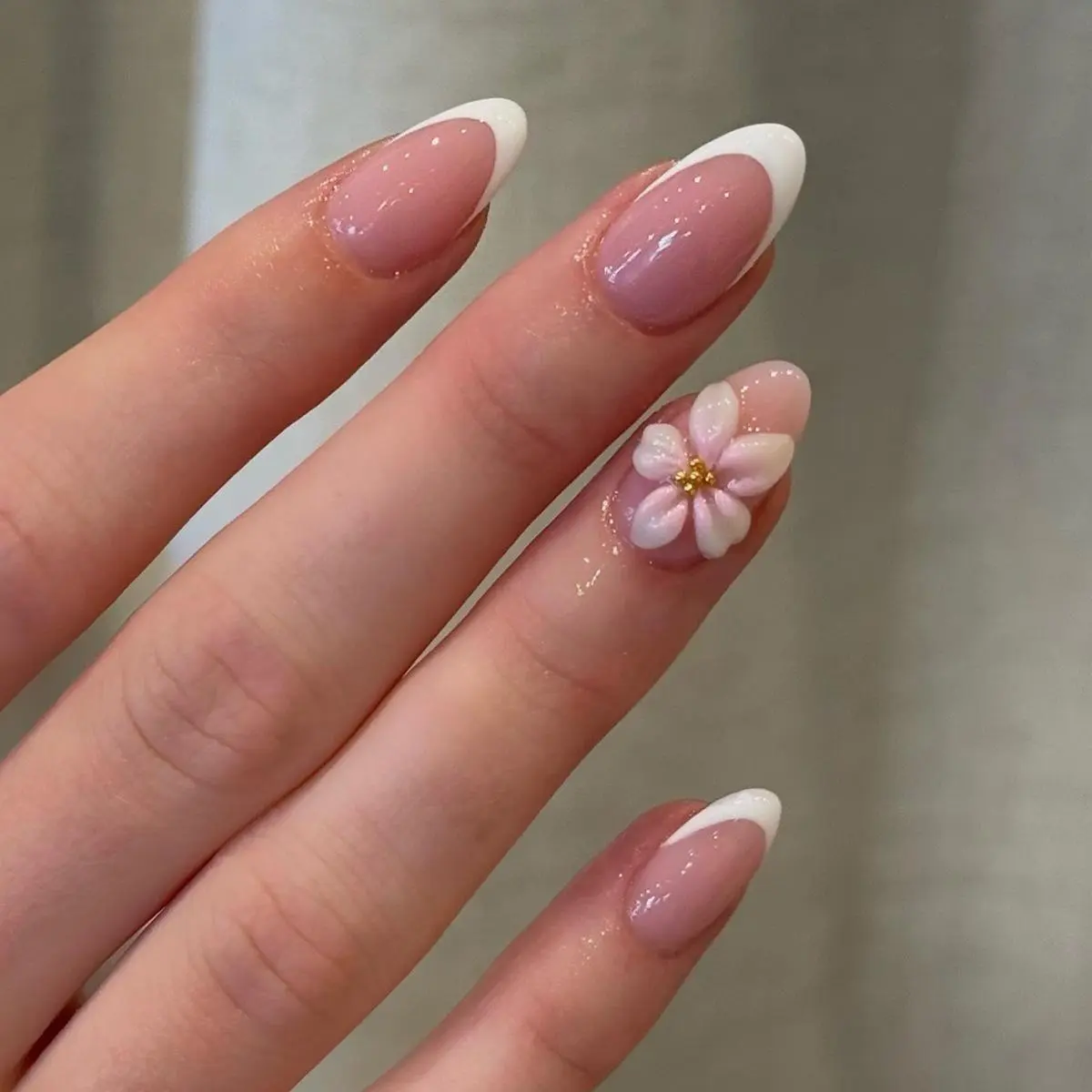 Peach Pink Floral White French Tip Press On Nails 24 pcs Medium Almond, Simple Flower Fake Nails with Nail Glue, Adhesive Tabs & Nail File, Spring Summer Vacation Manicure Kit for Brunch Date Beach Picnic
