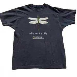 [100% Cotton] Unisex🦋 National Geographic Dragonfly Graphic Tee, Trendy Nature-Inspired T-Shirt, Casual Short Sleeve Top for Men & Women, Cool Outdoor Wear, Vintage Style, Stylish Everyday Fits