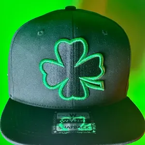 El Trébol Verde SnapBack Plate Hat Baseballs Style with Green Shamrock Design