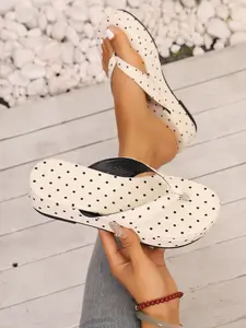 Women's Black Polka Dot Platform Flip Flop Sandals - Thong Style Summer & Beach Footwear #flipflopsandals #polkadotshoes #summersandals #tiktokshoefinds #platformsandals