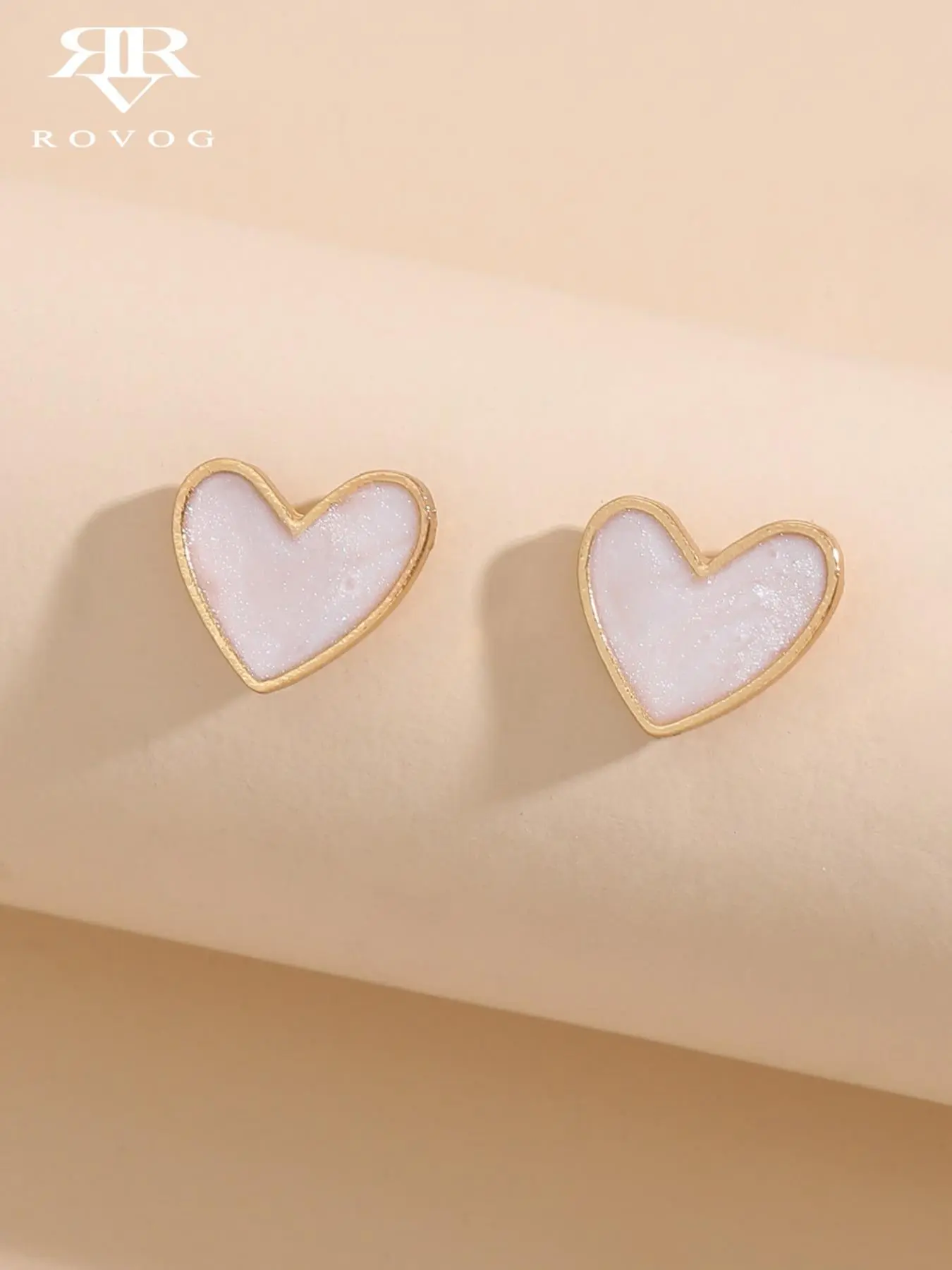 A pair of simple, elegant, sweet and cute heart-shaped stud earrings that are versatile for women's daily commuting and casual wear, Cute Jewelry