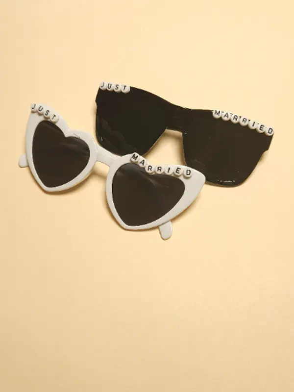 Just Married Wedding Sunglasses Favours Bridal Shower Newlywed Couple Bride Groom Mr Mrs Pool Beach Wedding Honeymoon Travel Gift Heart-Shaped Frame