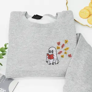Ghost Reading Embroidered Halloween Sweatshirt – Cute Fall Design with Autumn Leaves and Book, Cozy Unisex Pullover for Readers, Spooky Season Outfit Perfect Gift for Friends or Birthday
