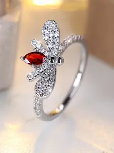 A stunningly designed small bee-shaped artificial zirconia ladies' ring, perfect as a wedding gift, engagement present, anniversary present, birthday gift.