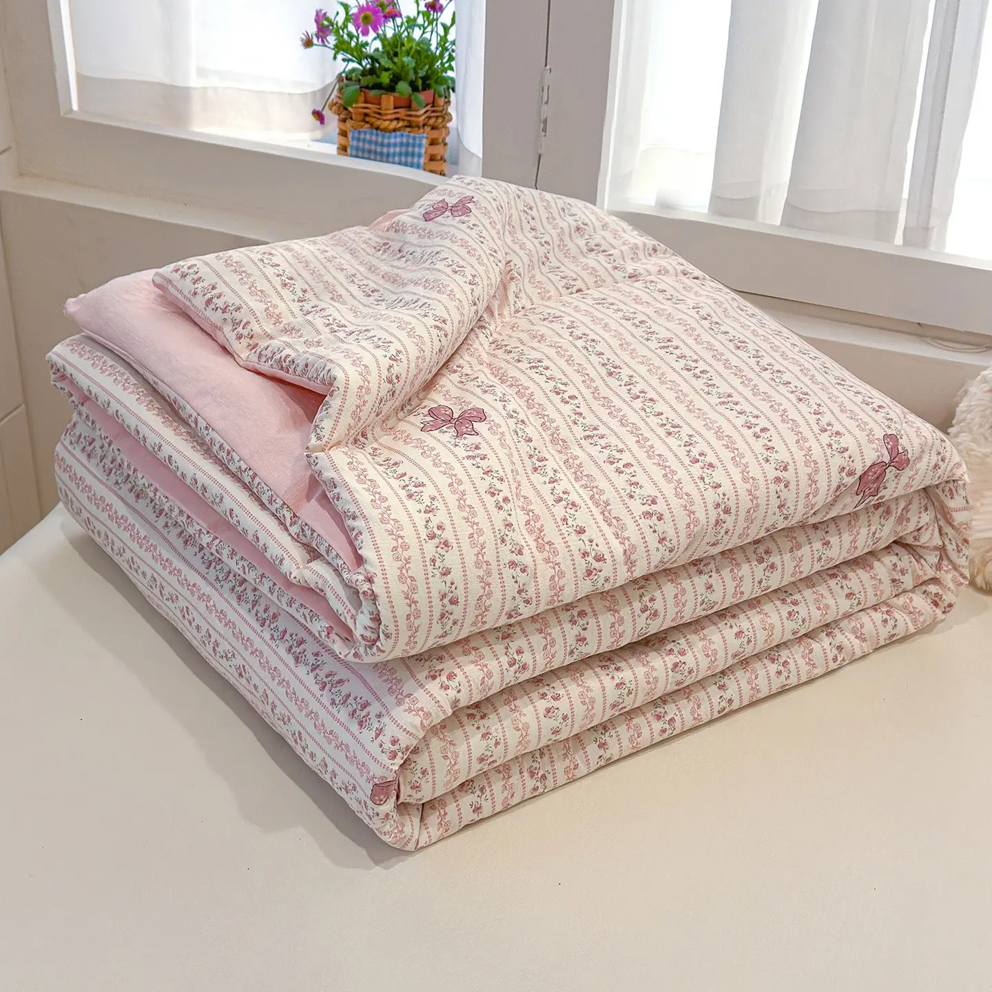 A lightweight summer quilt, Soft lightweight quilts, Floral coverlet bedding, Floral print quilt, featuring a pattern of florals, soft, breathable, and perfect for keeping cool, this summer blanket is ideal for use in the bedroom, All Season Bedding