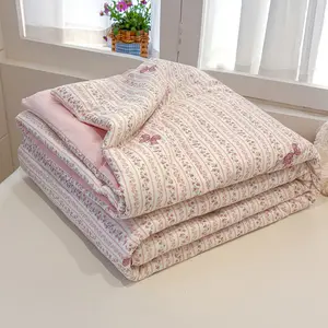 A lightweight summer quilt featuring a charming pattern of bows, florals, and stripes—soft, breathable, and perfect for keeping cool. This versatile summer blanket is ideal for use in the bedroom, office, living room, or for general home relaxation