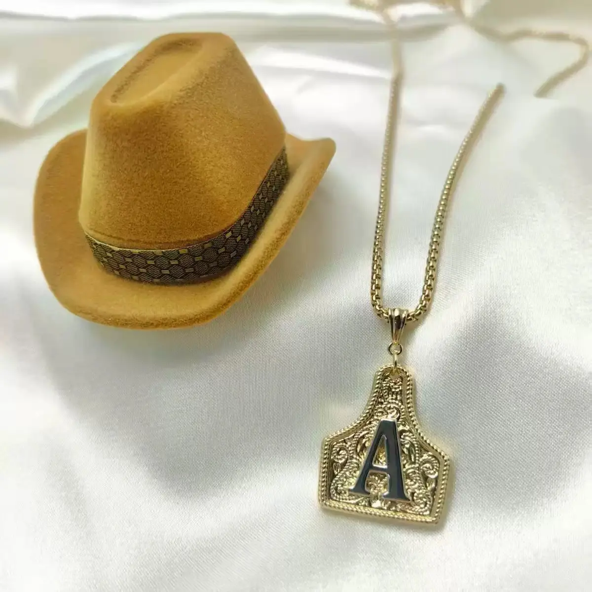 Tk New Style Western Cowboy 26 Letters Two-Tone Necklace Copper Plated Gold Plated Embossed Carved Bicolor 3D Letter Pendant Necklinphalt Matelasse Chain