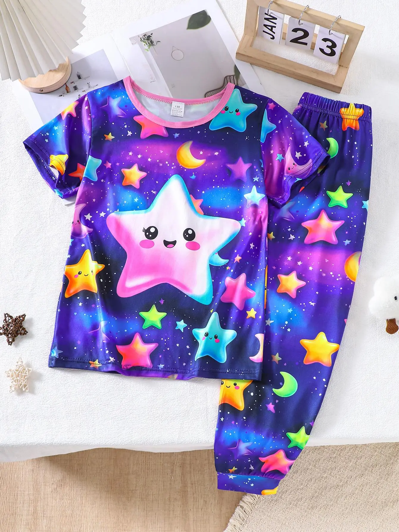 Girls’ 2-piece set for spring/autumn/summer: glow-in-the-dark starry digital print crew-neck short-sleeve T-shirt + all-over fluorescent starry elastic pants (joggers/full-length), regular fit, spring/summer/autumn styles; girls’ long pants set. girl set