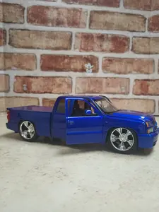 2006 CHEVY SILVERADO CUSTOM BLUE SCALE 1:24 DIECAST BY MOTORMAX