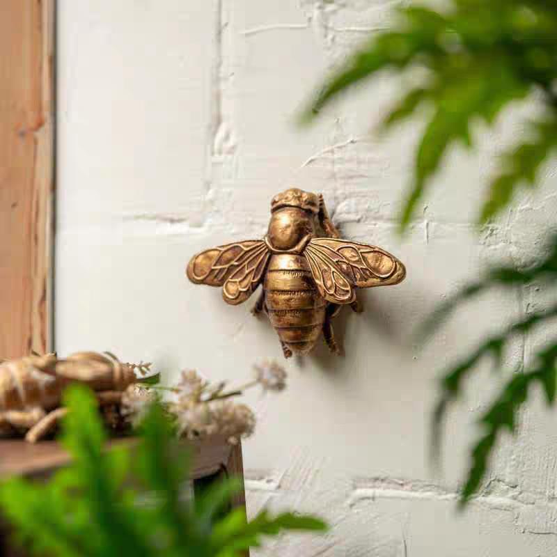 Vintage gold bee wall sculpture, resin bumblebee art piece for gallery walls, classic-style office study decoration, creative nature-inspired home decor, sophisticated room aesthetic, 1 pc bee ornament