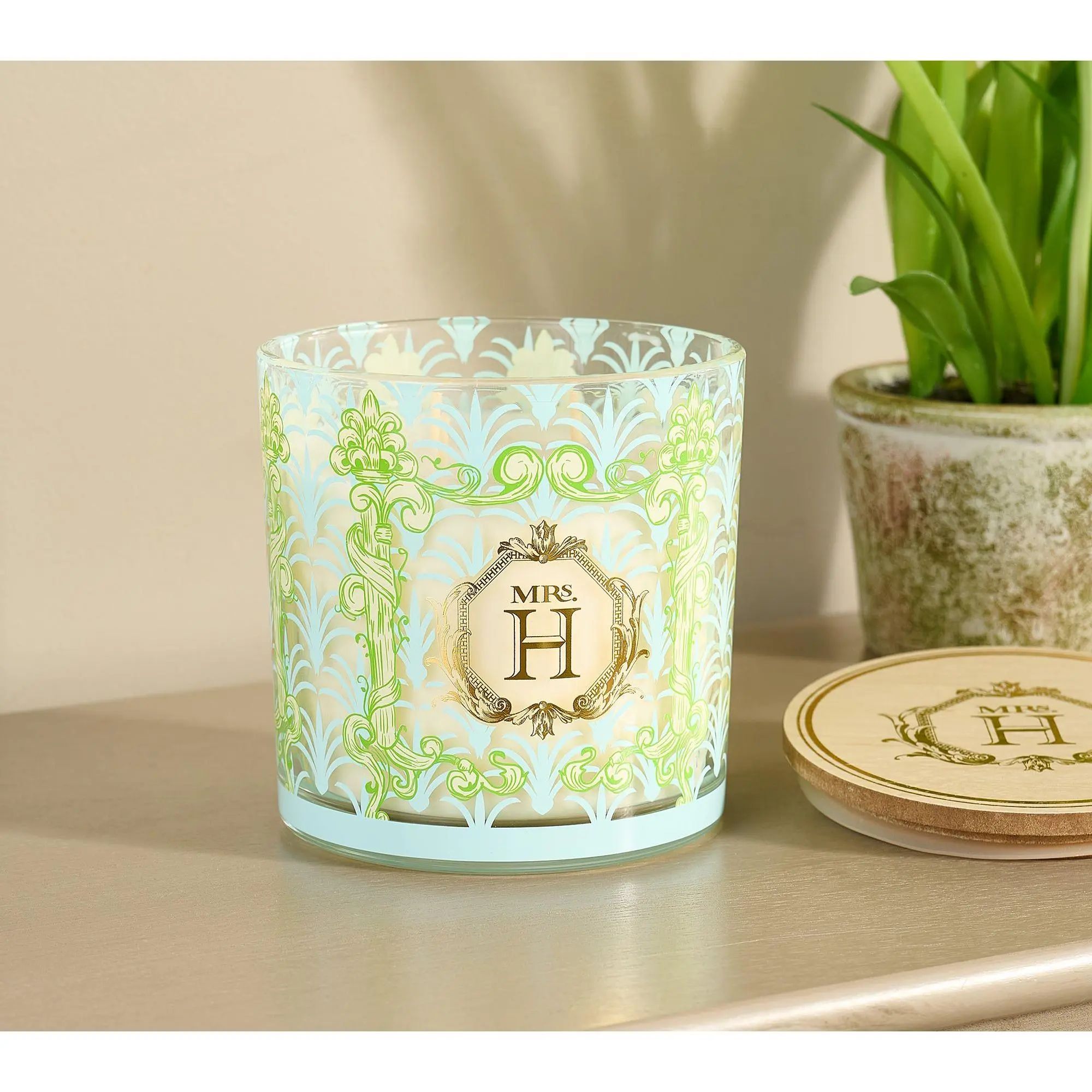 Mrs. H by Dee Hilfiger 22oz Coral Stone Candle with Wooden Lid Mrs. H by Dee Hilfiger 22oz Coral Stone Candle with Wooden Lid