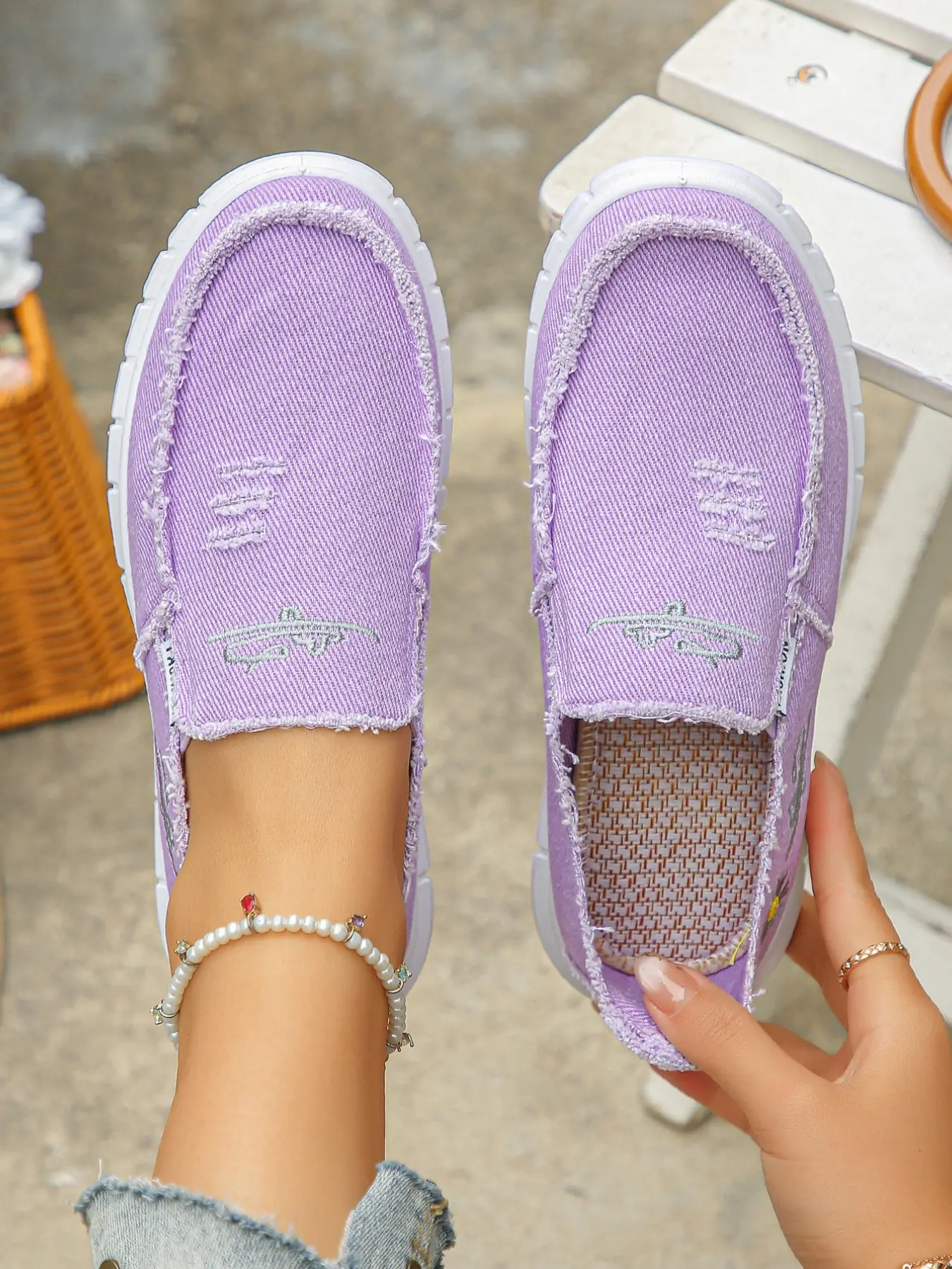 Women's Sunflower Embroidered Slip-On Shoes, Lightweight Comfortable Anti-Slip Walking Shoes, Fashion Casual Flat Shoes, Summer Soft Sole Shoes, Lightweight Slip Ons
