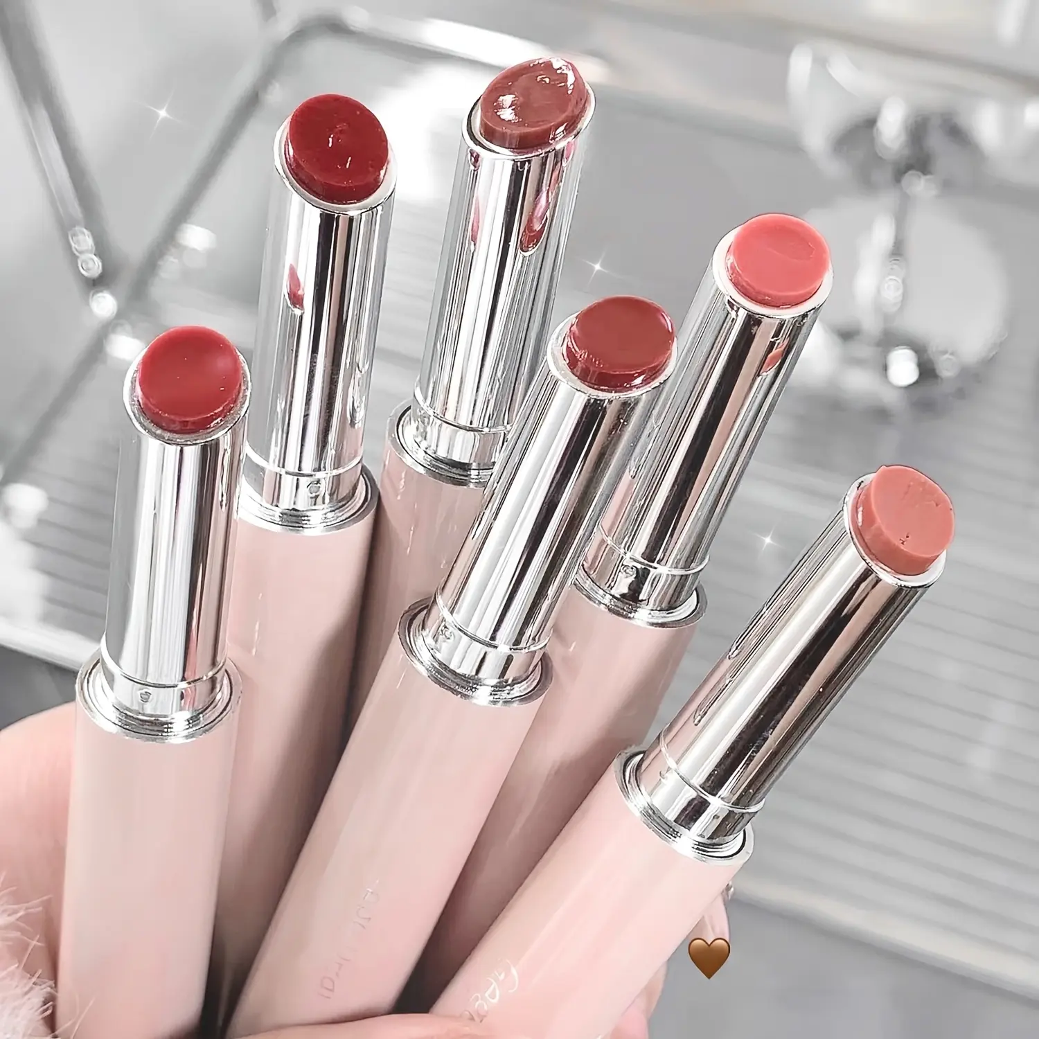Glossy Lip Products Including Lip Gloss, Lip Glaze, And Water Gloss, Along with Mirror Lipstick And Glass Lip Options, Are Moisturizing And Suitable a Easy Look, Making Them Budget-Friendly Female Students