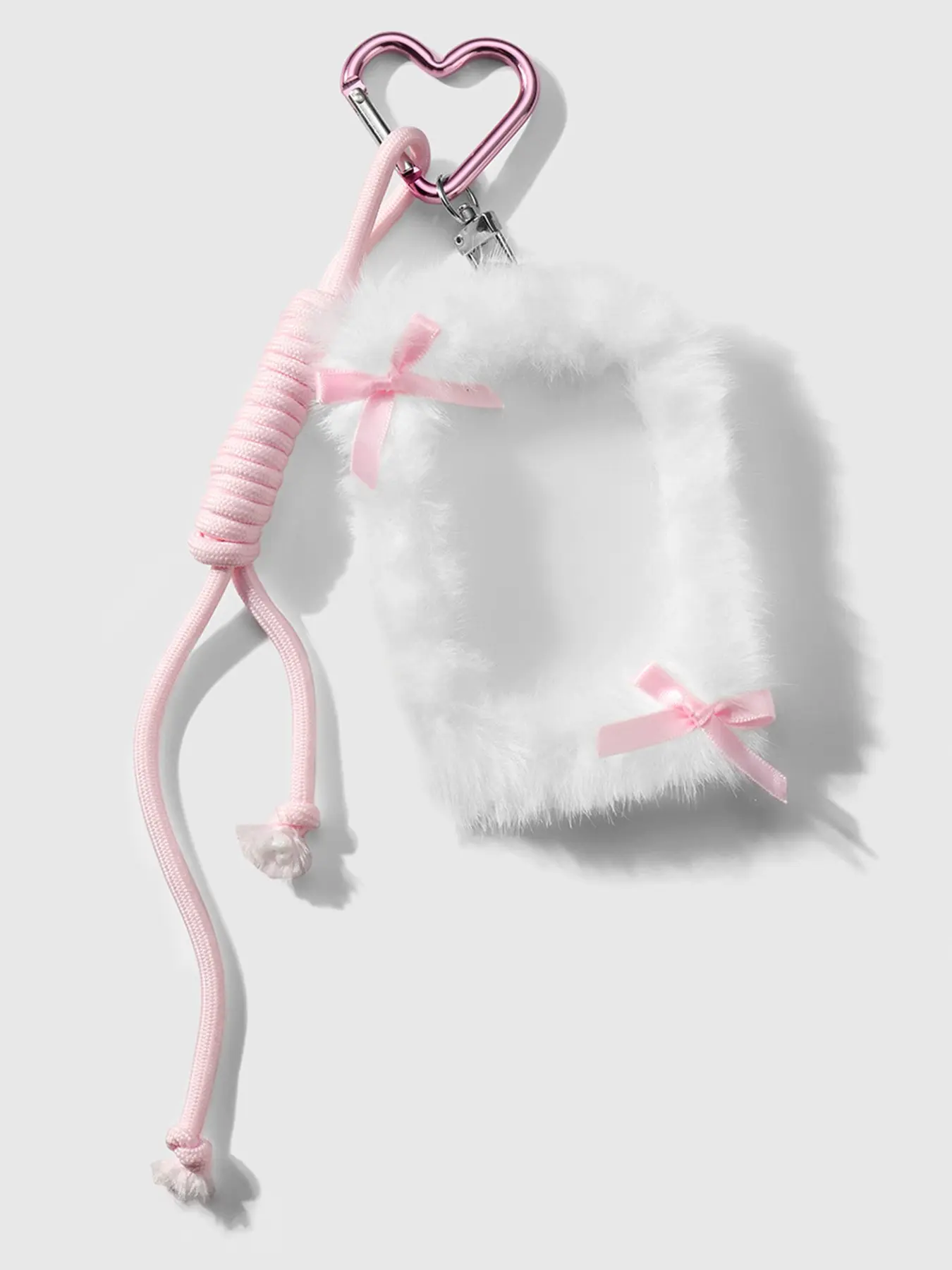 Personality classic simple and exquisite plush pendants, three-dimensional bow embellishment with sweet plush texture, gentle, versatile cute, small and portable, and can be used as bags, key chains and gifts.