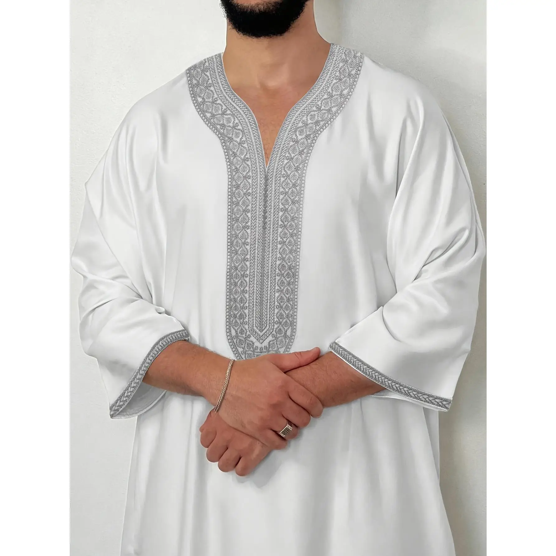 A Traditional Middle Eastern Men'S Garment, a Moroccan-Style Islamic Muslim Arab Long Robe, Featuring a White Round Neck with Silver-Gray Embroidery A