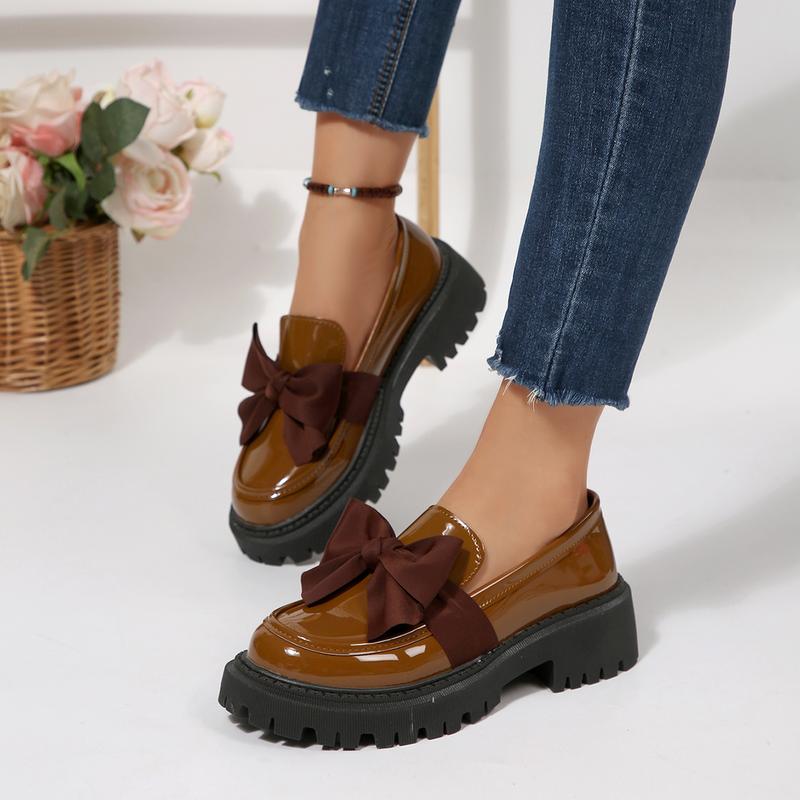 Lacquer leather with high gloss and exquisite bow tie, thick soled loafers