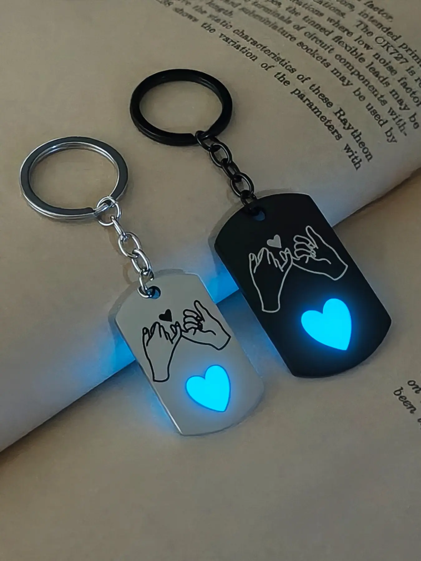 Night Glow Heart Hook Pendant Lightweight Keychain Set, Cute Couple Accessories for Valentine's Day Gift, 2 Piece Lover's Charm, Cute Keychains, Heart Design Keychain