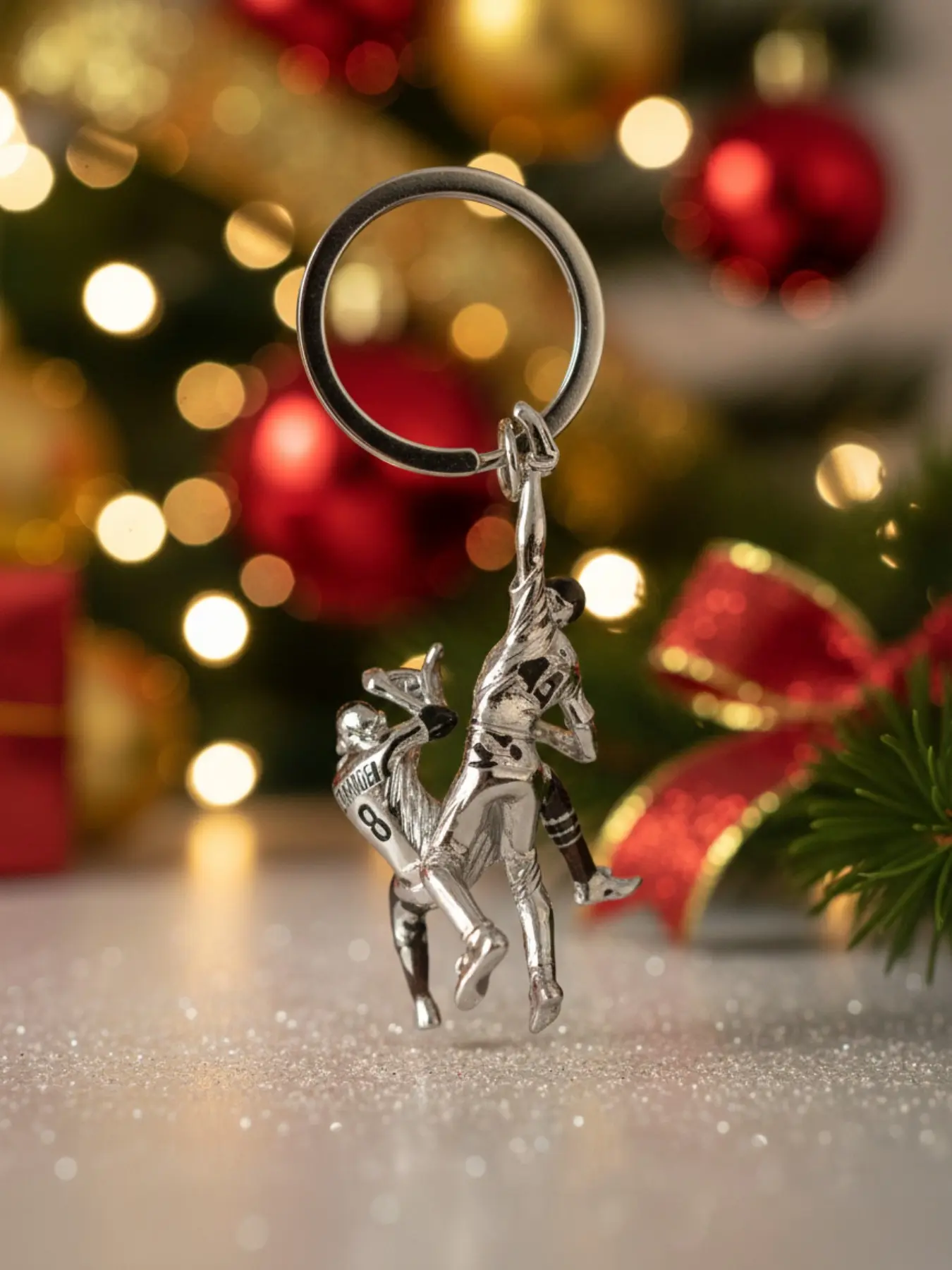 Alloy Baseball Hug Memorial Keychain, Sports Fan Gift, Perfect for Game Day and Christmas, Cool Souvenir for Baseball Lovers