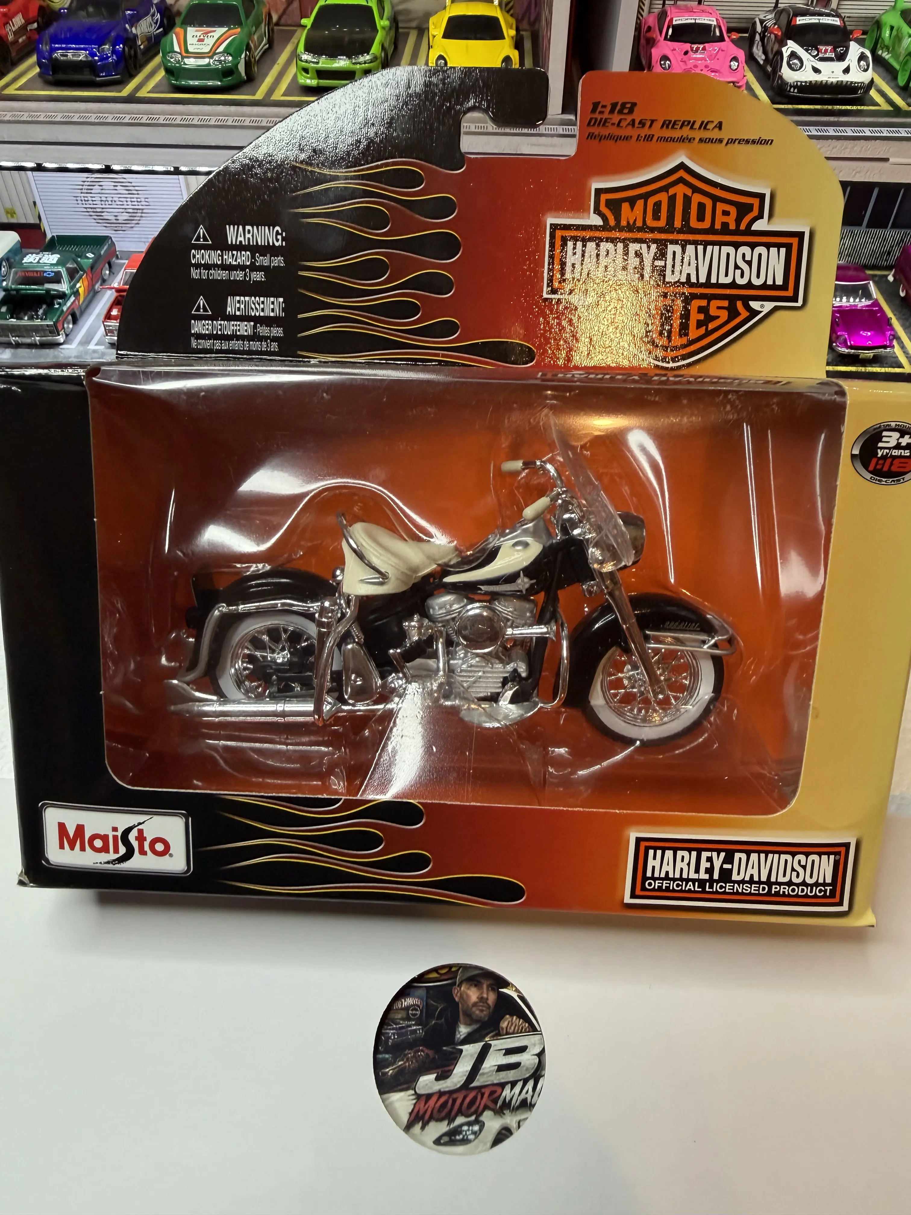 Maisto Harley-Davidson 1962 FLH Duo Glide Motorcycle 1:18 Scale Miniature Diecast Friction Vehicle, Boxed Collectible, Scale Diecast Model, Flame Graphics Display Box, Ages 10+