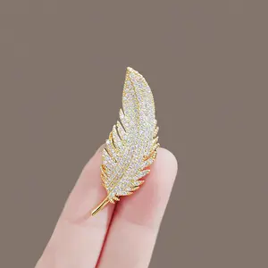High-end Elegant Full Diamond Feather Brooch Design Sense Niche Suit Lapel Pin Light Luxury Safety Pin Anti-exposure Accessory