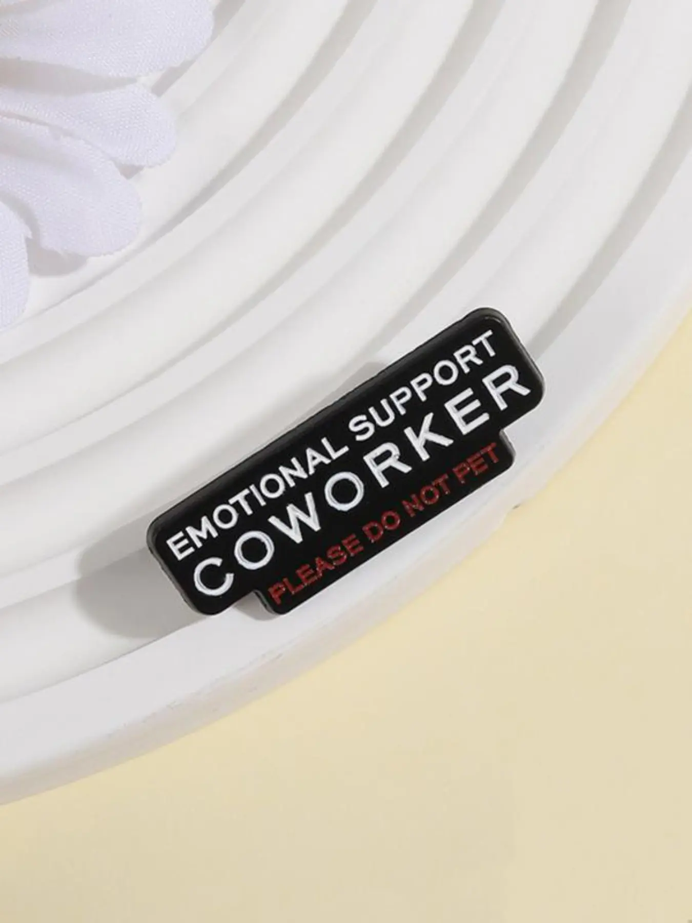 Emotional Support Coworker Do Not Pet Enamel Pin Funny Office Humorous Quote Metal Brooch Lapel Backpack Badge Fashion Jewelry Accessories Gift for Friends Clip Fashion Accessory Brooch Pins