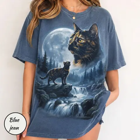 Tortoiseshell Cat Howling to the Moon Shirt - Funny Tortie Cat T-shirt, Halloween Gifts, Comfort Colors