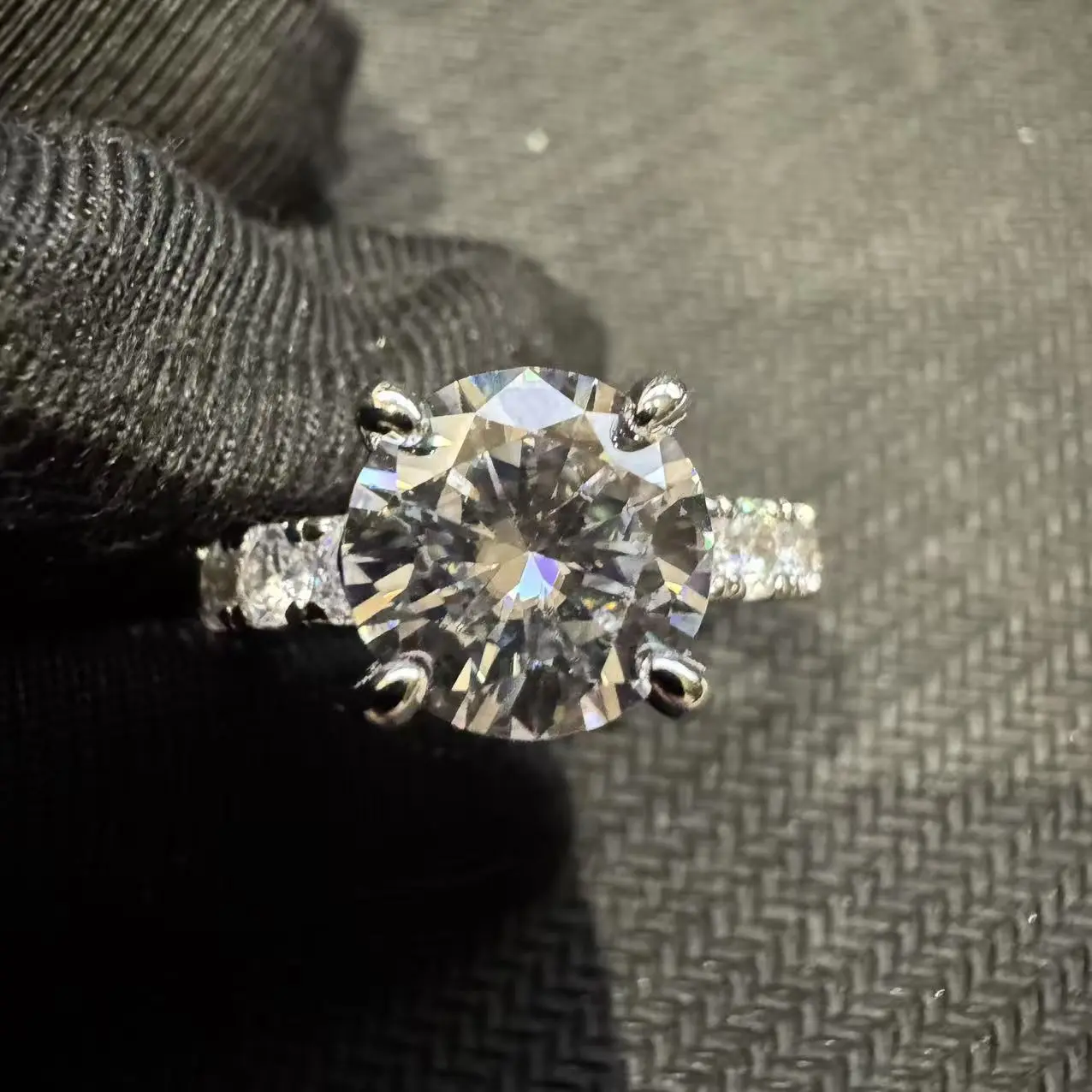 US LC |3.5CT silver Round-Cut Moissanite Solitaire Ring with Pavé Band QH-R0121-S3.5CT