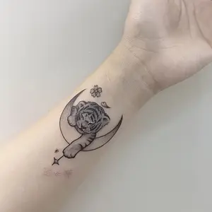 6 Big Picture Plant Tattoo Sticker, Including 1 Tiger Element and 5 Random Styles, Lasting for 7-15 Days, Waterproof and Anti-Friction, Real Effect, Suitable for People Who Are Afraid of Pain, Do Not Want to Tattoo