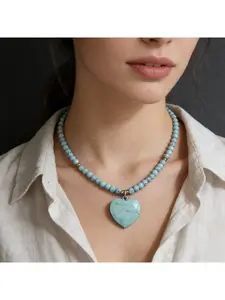 Bohemian-style synthetic turquoise heart-shaped pendant necklace. Exquisite golden interlocking bead design. Suitable for daily wear, vacations, parties, dates and daily commutes.