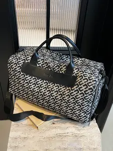 Retro geometric pattern large-capacity travel luggage, black-and-white jacquard stitching design, niche classic fashion Joker shoulder bag, luxury commuting Boston bag, Hand Carry Luggage, suitable for business trips, short trips and so on.