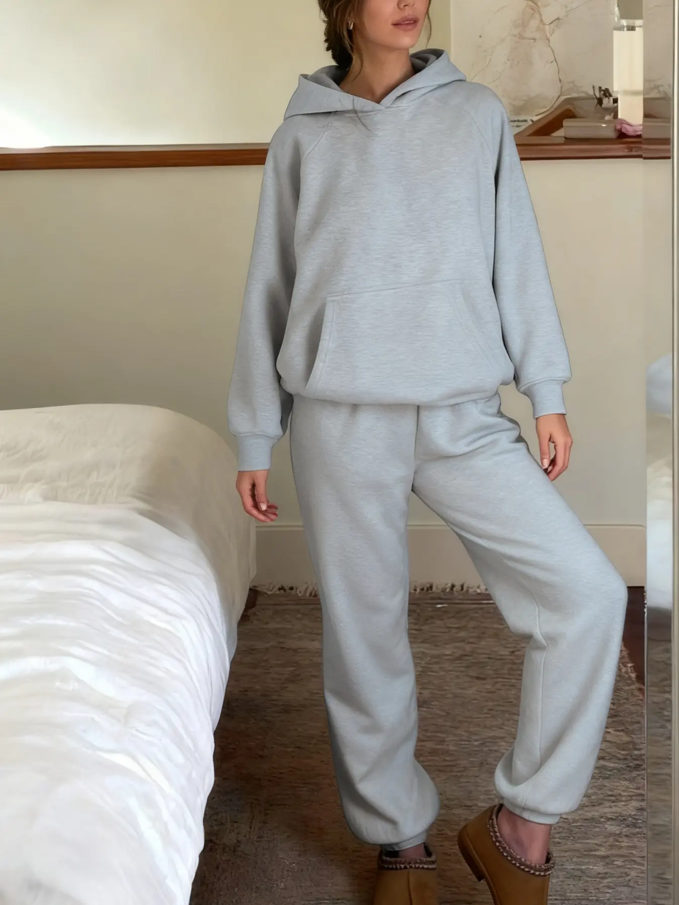 Two-piece set women's light gray hooded sweatshirt sweatpants set, casual sports style loose plush two-piece set, suitable for autumn and winter, suitable for daily shopping, home leisure, coffee shop wear Casual Lounge Set