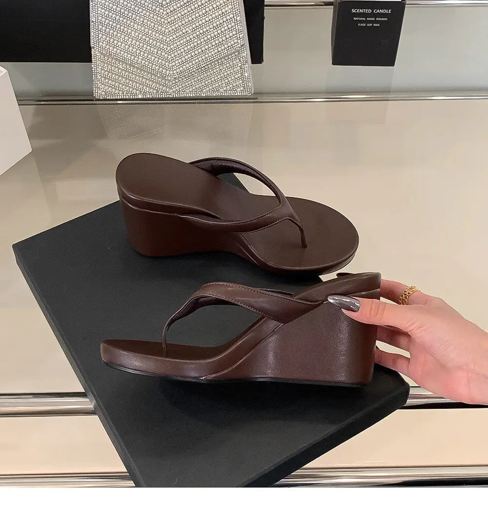 Women’s brown platform wedge flip-flops, TikTok best-selling sandals, Y2K beach aesthetic, cushioned straps, ergonomically designed thickened wedge heel, non-slip rubber sole, lightweight and comfortable open-toe women’s shoes—a must-have for girls, suita