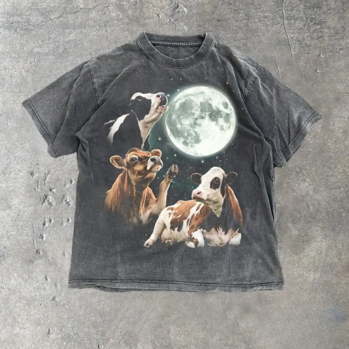 Comfort Colors Cow Howling at Moon Vintage 90s Graphic T-Shirt, Retro Farm Animal Country Western Gift