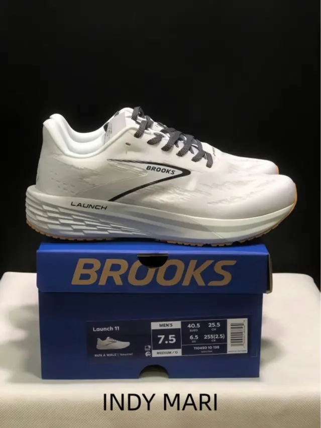 Sweat-wicking ventilated athletic shoes with textured mesh, balanced cushion design reduces knee fatigue for male and female amateur fitness runners