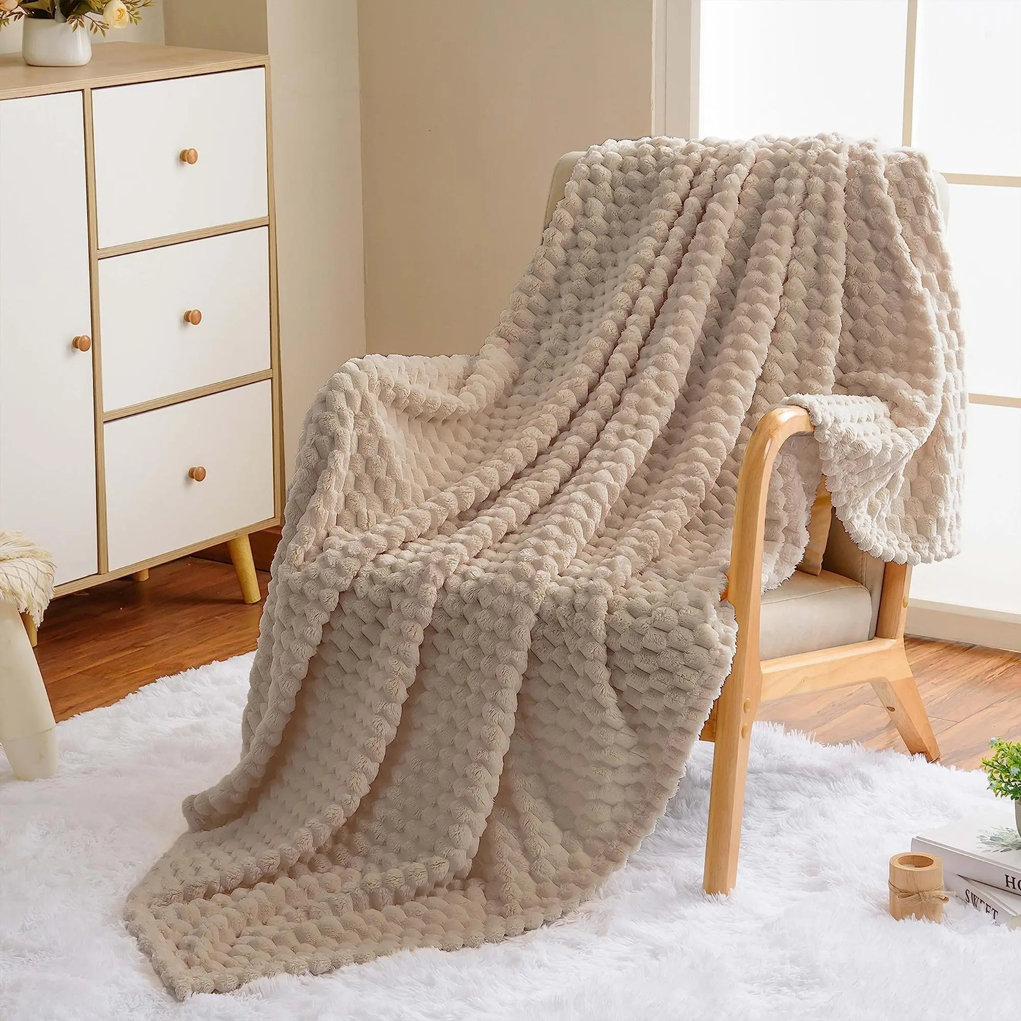 Solid Color Soft 3d Flannel Throw Blanket, 320GSM Modern Style Lightweight Throw Blanket, Cozy Warm Blanket for Couch, Sofa, Bed, Home Decor for Chris