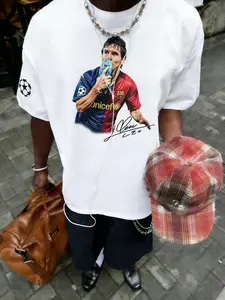 Messi "Kissing the Champions League Trophy" Retro Football Portrait T-shirt - White, Football Atmosphere  Realistic Portrait + Signature Logo, Heavy Cotton Fabric, Loose Drop Shoulders. A must-have for Barcelona fans and Blokecore enthusiasts.