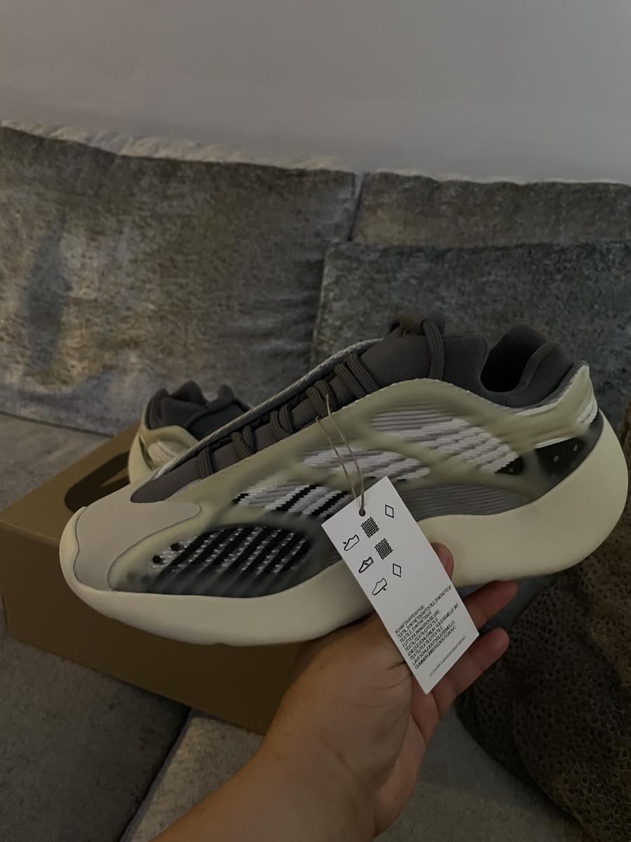 Item: 8, Medium, White