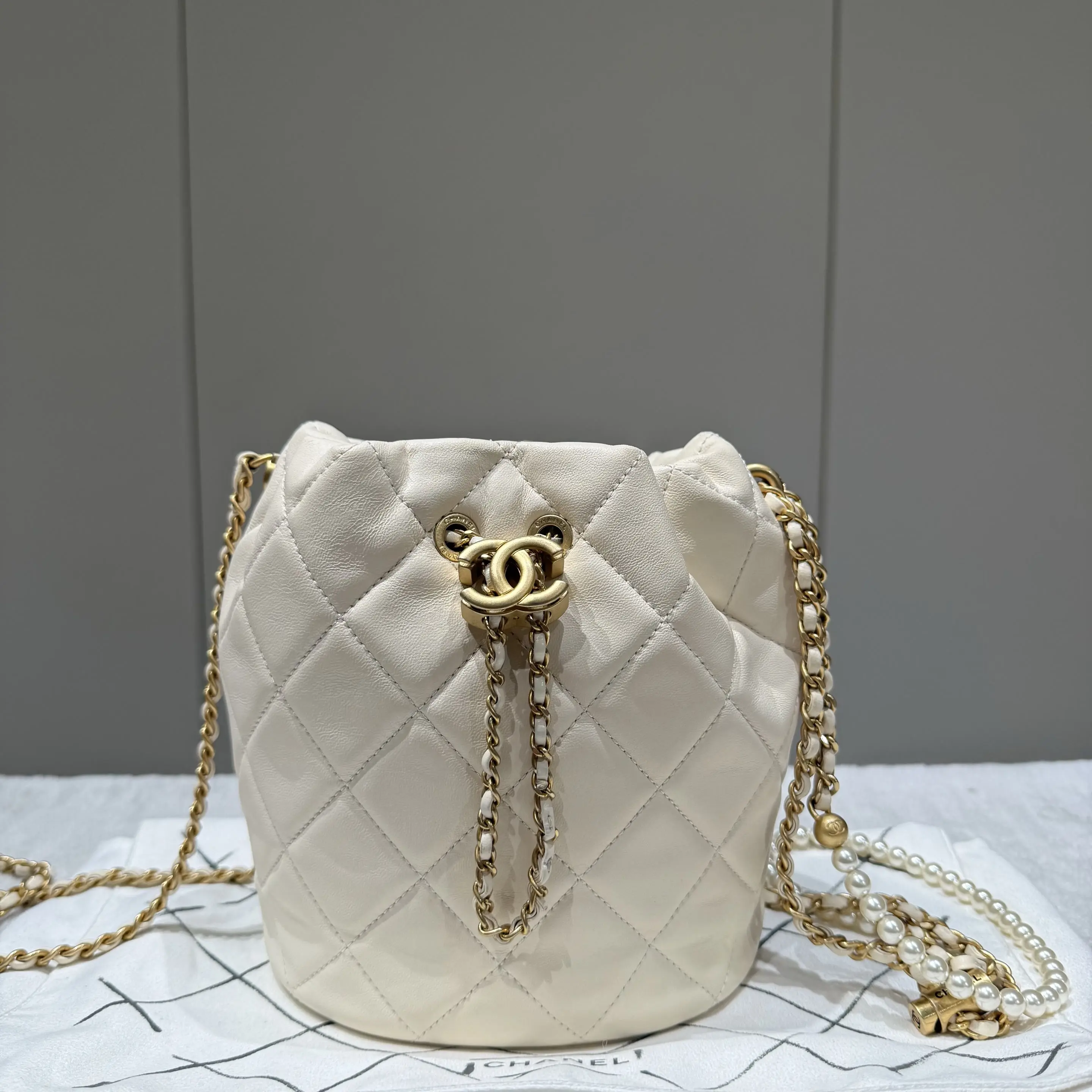 Pre-owned CHANEL leather Crossbody bags Mini Drawstring Bucket Bag in White Lambskin with Pearl Double Chain (Microchip Edition) 92455784 SH
