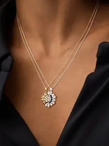 Asymmetrical Sun and Moon Couple Necklace. Attractive to each other. High-end, versatile necklace suitable for both men and women. Perfect gift for anniversaries and birthdays. Stylish and casual. High-quality jewelry.