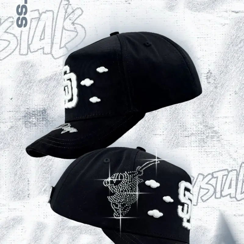 SD NUBES CRISTALES BLANCOS SNAPBACK BLACK HAT