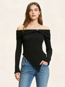 A women's black off-the-shoulder long sleeve irregular knitted blouse, suitable for French retro style, casual daily fashion style and other shapes. It is a combination of sexy and design.