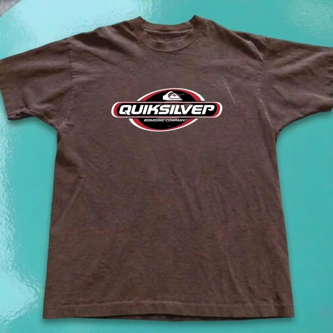 Quiksilver Men's Brown T-shirt, Quiksilver brown surf tee, Vintage Quiksilver Logo T-Shirt, Brown Surf Tee, Y2K Skate Shirt, Retro Beach Streetwear, Oversized Graphic Tee, Men's Unisex Surfwear Gift Shortsleeve