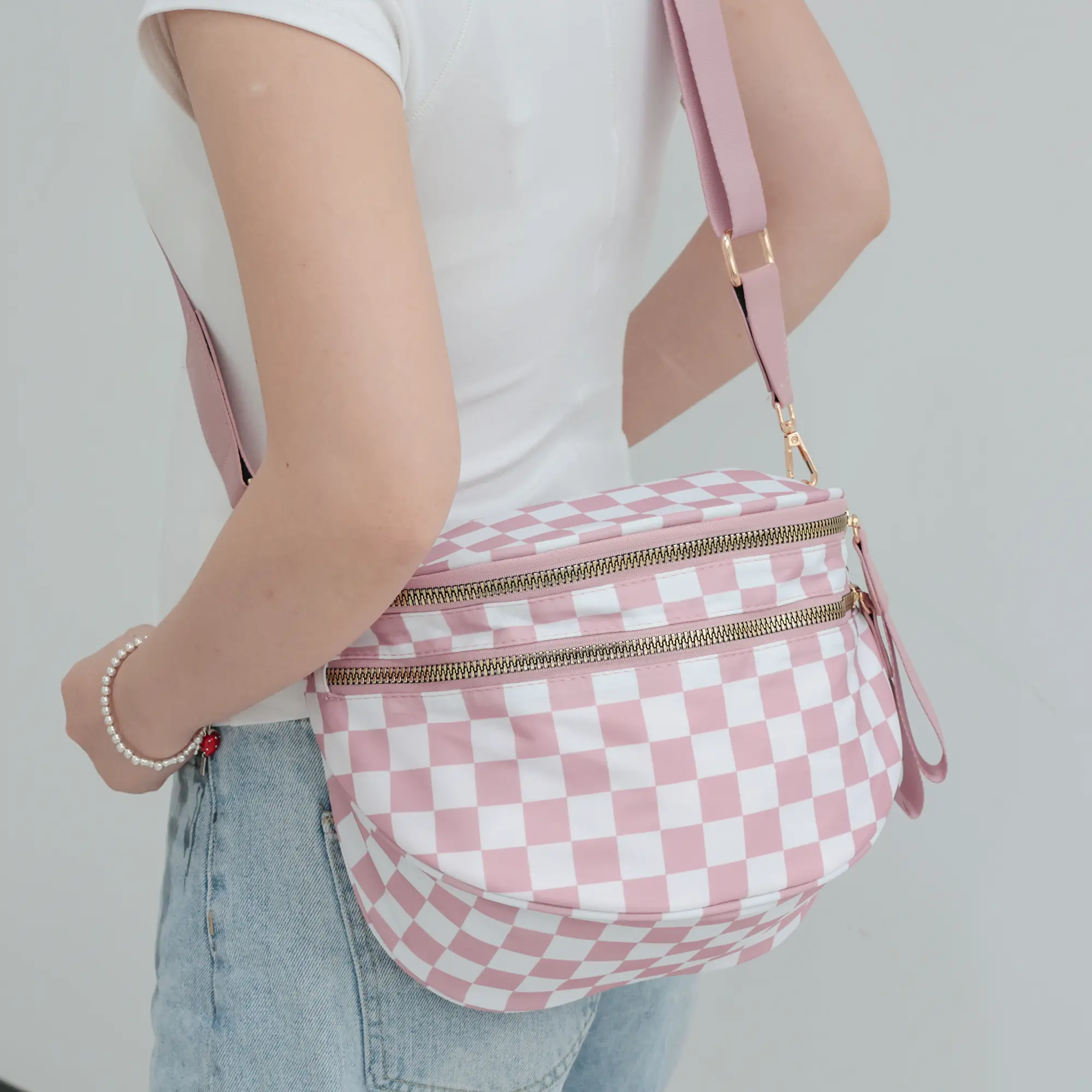 Women's Stylish Checkered Crossbody Bag, Large-Capacity Nylon Purse with Multi-Pockets, Zipper Closure & Adjustable Strap, Fashionable for Outfits & Outdoor Use