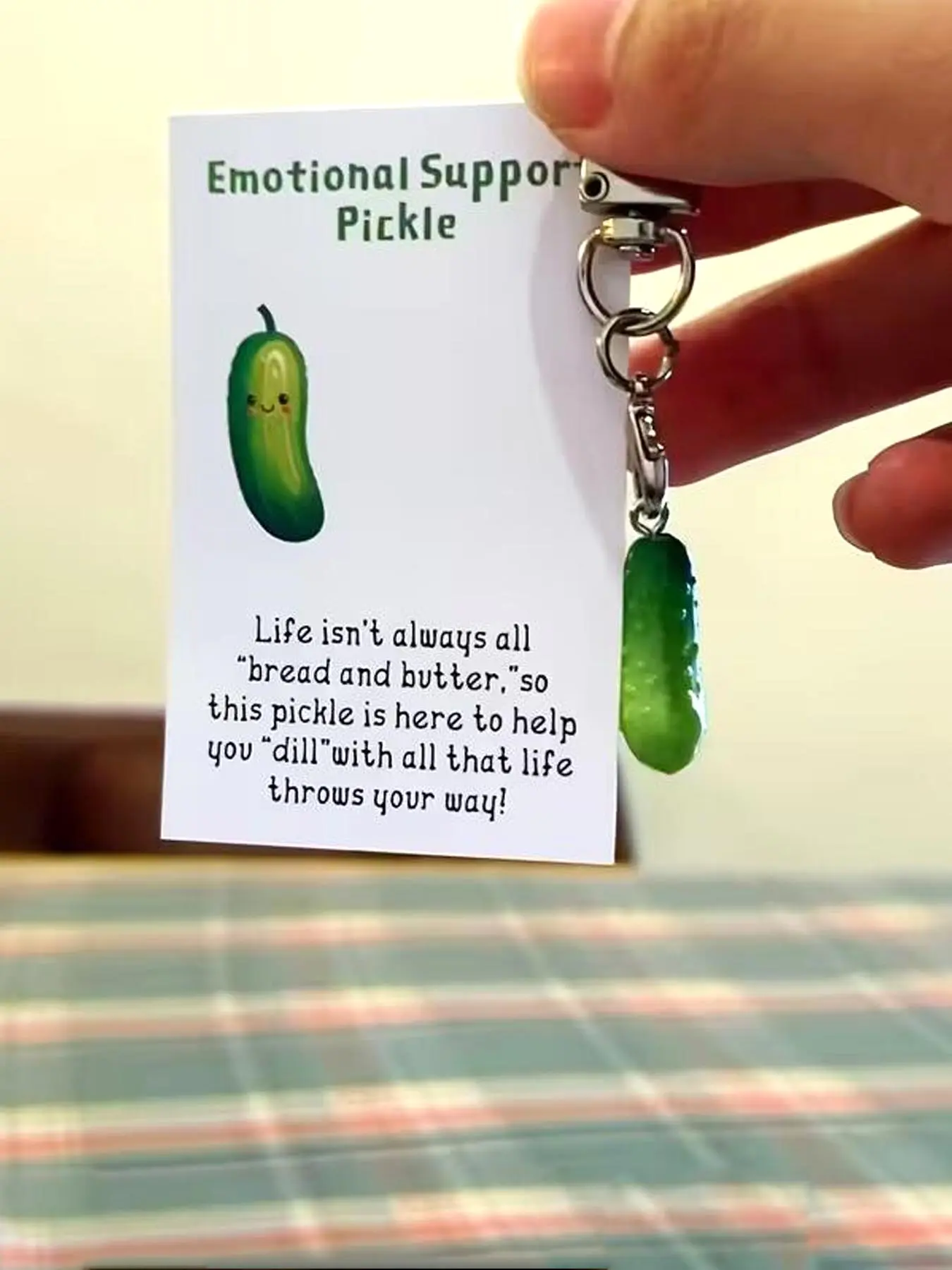 1pc Cucumber Themed Pocket Hug Card with a Keychain, Cute Keychain, Keychains Cute, Kawaii, Makes a Positive Energy Gift for Family And Friends, Suitable for Birthdays, Party Favors, Promoting Eating More Vege
