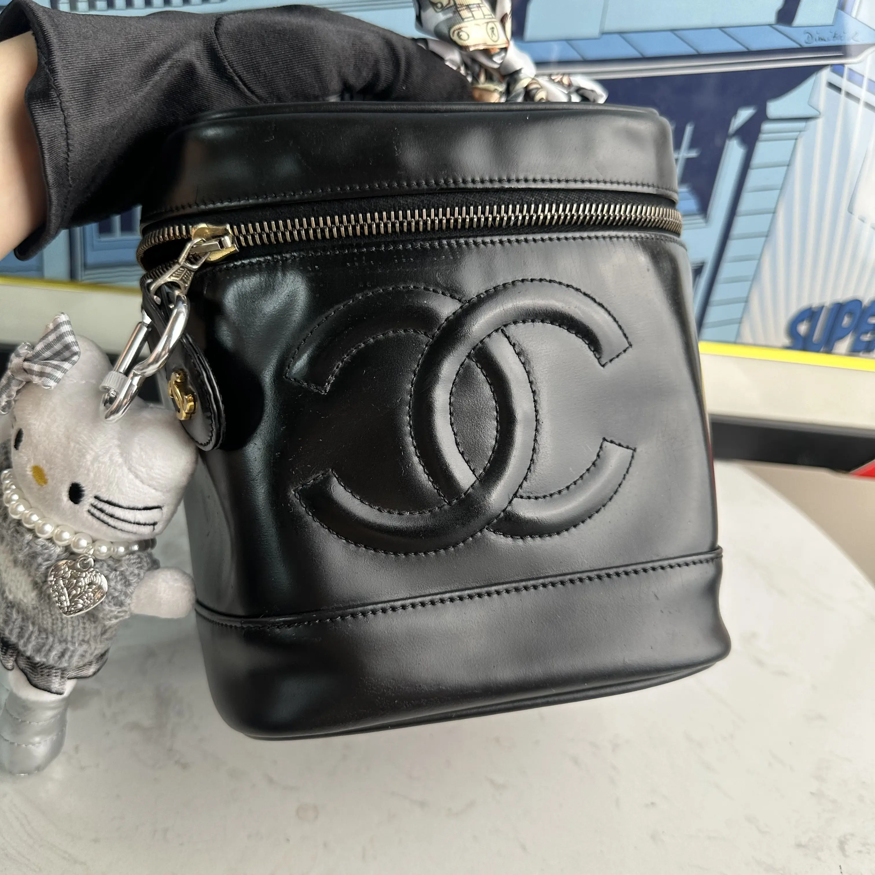 Pre-owned CHANEL large double handle makeup case, black leather, cylindrical shape, a282