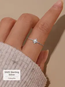 1PC Platinum-Plated Chain Ring — S925 Sterling Silver Ring featuring Micro-Set Moissanite and an Eight-Pointed Star Design. Hypoallergenic Material. Ideal for Holiday Gifts, Wedding Accessories, and Daily Wear.