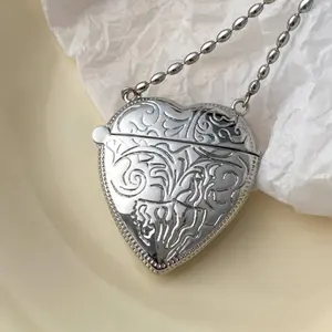 Fashion Heart Locket Necklace Crossbody Bag Necklace Photo Frame Necklace Engraved Metal Photo Case Jewelry for Women